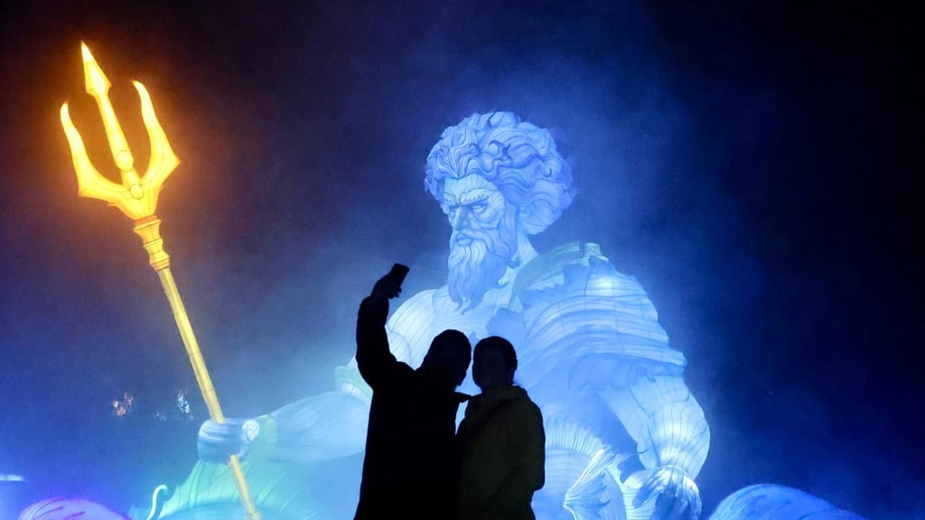 Einfach magisch: Poseidon erhebt sich majestätisch aus dem Wasser, ein Pärchen macht vor der spektakulären Kulisse ein Selfie. 