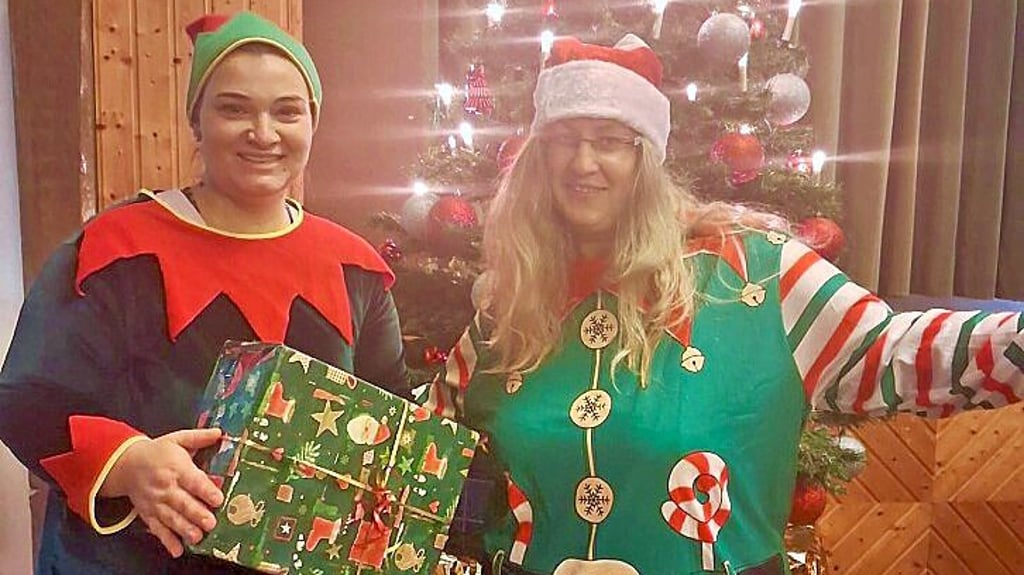  Anika Richter (links) als Schöni und Tina Gräbitz als Tolpo freuen sich in Zahna auf viele Besucher der Revue „Mit Tolpo und Schöni in der Wichtelwerkstatt“. 