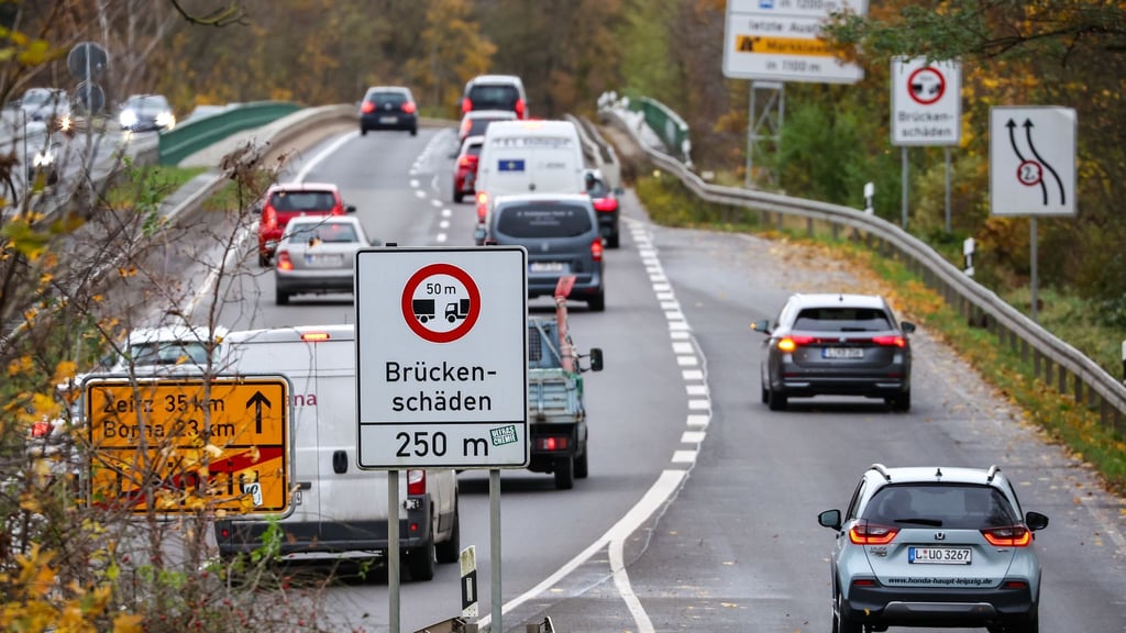 Laut Polizeikontrollen halten sich etliche Autofahrer nicht an die geltenden Beschränkungen auf der maroden Agra-Brücke (Archivbild)