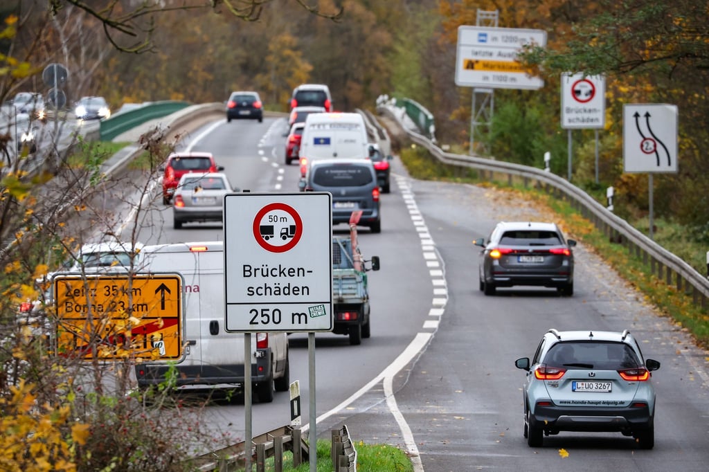 Laut Polizeikontrollen halten sich etliche Autofahrer nicht an die geltenden Beschränkungen auf der maroden Agra-Brücke (Archivbild)