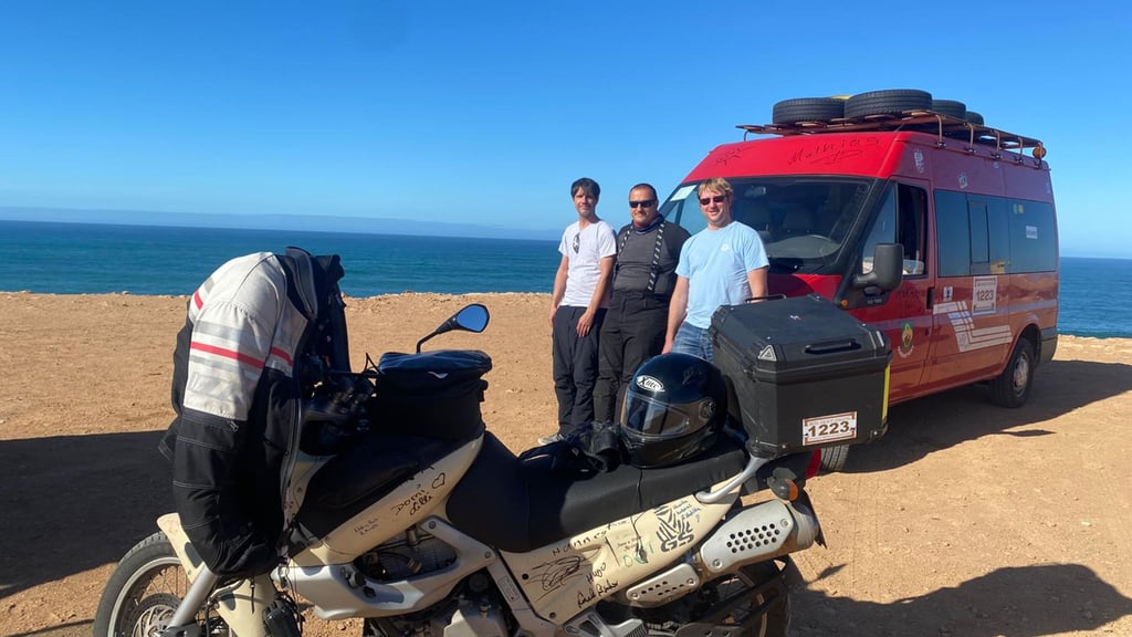 Raik Hüpfel, Mathias Raschke und David Lange (v.li.)  haben mit dem ehemaligen Einsatzleitwagen der Ortsfeuerwehr Quenstedt und einem Motorrad an der Rallye „Dresden-Dakar-Banjul“ teilgenommen.