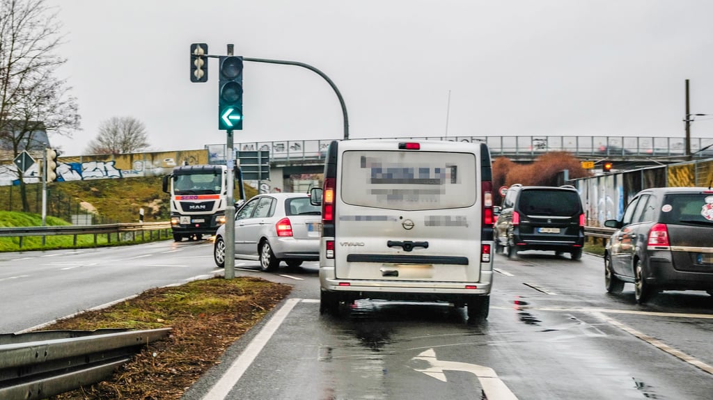 Diese Ampel am Dessauer Ring in Wittenberg kann bereits digitale Rot- und Grünphasen an kompatible Autos übermitteln. 