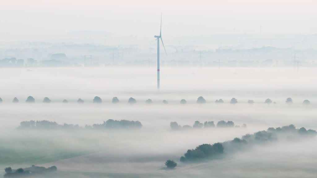 Trübe Sicht auf die Energiewende: Einer Umfrage der Industrie- und Handelskammern zufolge bremsen hohe Kosten und Bürokratie viele Unternehmen aus. (Archivbild)