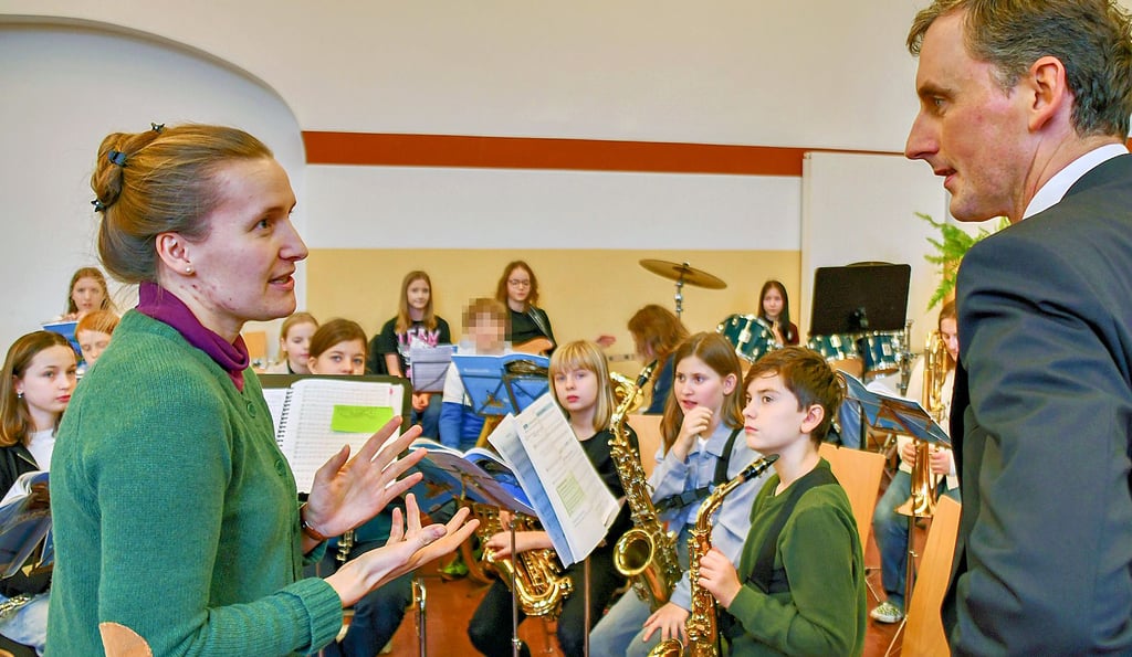 Bildungsminister Jan Riedel schaute bei seinem Besuch im  Gymnasium Havelberg in  die Aula, wo das neu gegründete  Schulorchester mit Lehrerin Stefanie Schulze gerade probte. 