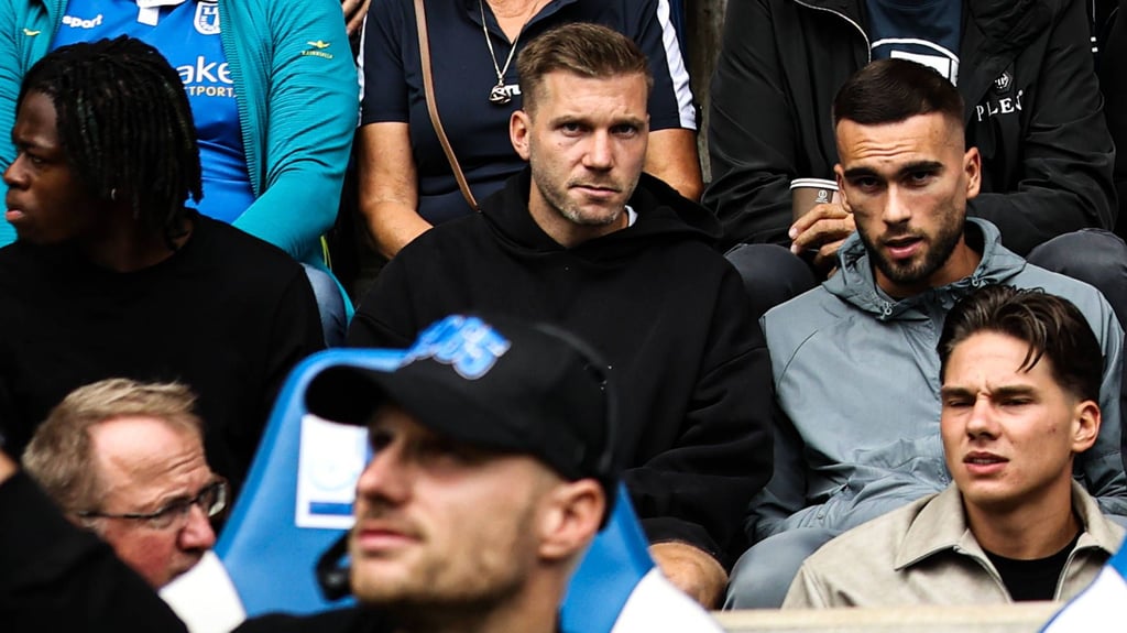 Robert Leipertz (m.) ist bei den Spielen des 1. FC Magdeburg zumeist nur Zuschauer auf der Tribüne.