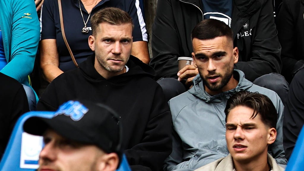 Robert Leipertz (m.) ist bei den Spielen des 1. FC Magdeburg zumeist nur Zuschauer auf der Tribüne.