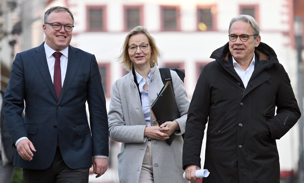 Mario Voigt (l, CDU), Ministerpräsident von Thüringen, Katja Wolf (BSW), Finanzministerin und stellvertretende Ministerpräsidentin von Thüringen, und Georg Maier (SPD), Minister für Inneres und Kommunales und zweiter stellvertretender Ministerpräsident von Thüringen, kommen gemeinsam zu einer Pressekonferenz im Haus Dacheröden. Sie ziehen Bilanz nach einem Jahr gemeinsamer Regierungsarbeit.