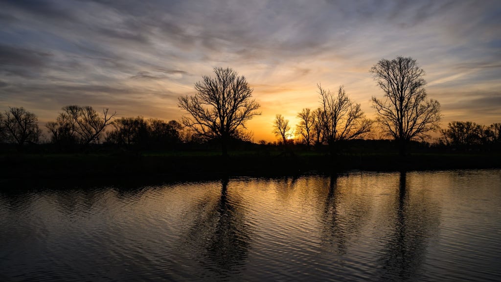 Die Sonne geht über Brandenburg auf, und die nächtliche Wolkendecke lockert auf. (Archivbild)
