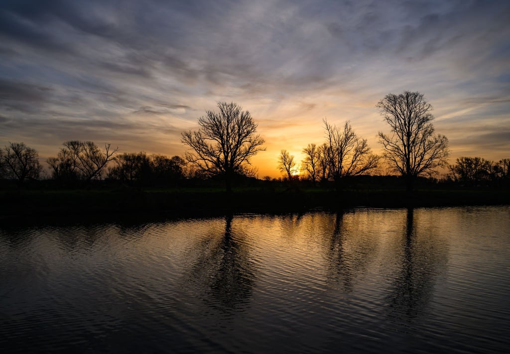 Die Sonne geht über Brandenburg auf, und die nächtliche Wolkendecke lockert auf. (Archivbild)
