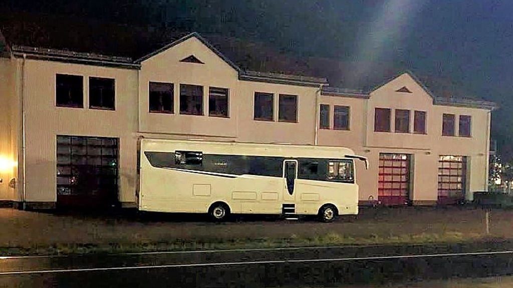 Ein Wohnmobil parkte vor dem Jessener Feuerwehrgebäude. Die Aktion sorgt für wütende Reaktionen.
