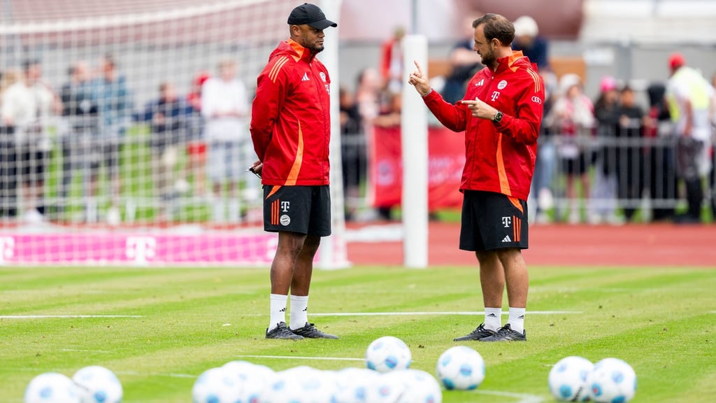 Arbeitet weiter mit Kompany zusammen: Assistenzcoach Maric (r). (Archivbild)