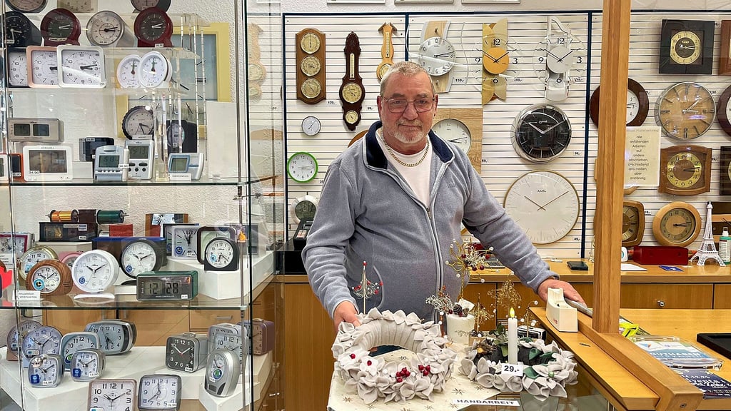 Andreas Otto in seiner Goldschmiede am  Roßmarkt: Er hat wieder  geöffnet – und den Weihnachtsmann vor der Tür.  