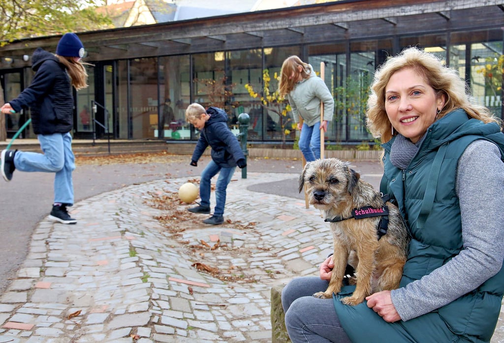 Beatrix Kirchner-Schmidt wird regelmäßig von Schulhund „Fina“ begleitet.