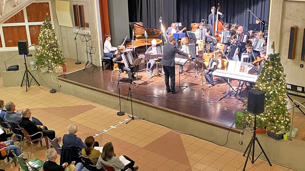 Während des Weihnachtskonzerts spielen die Schülerinnen und Schüler auch auf dem Akkordeon – das Instrument des Jahres 2026.