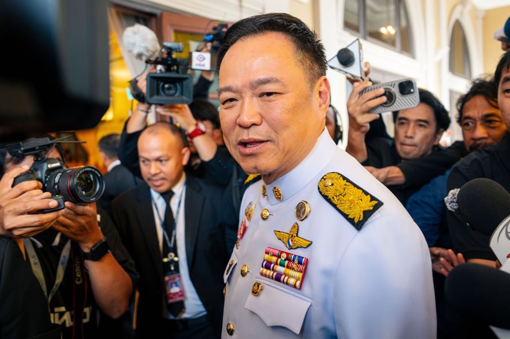 Thailands Premierminister Anutin Charnvirakul spricht zu Reportern.