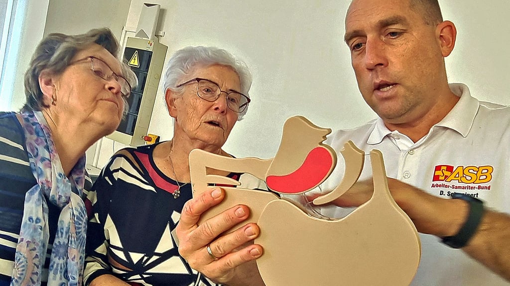 Was passiert mit der menschlichen Zunge, wenn man bewusstlos auf dem Rücken liegt? Am Modell wird das den Senioren in Aschersleben anschaulich erläutert.