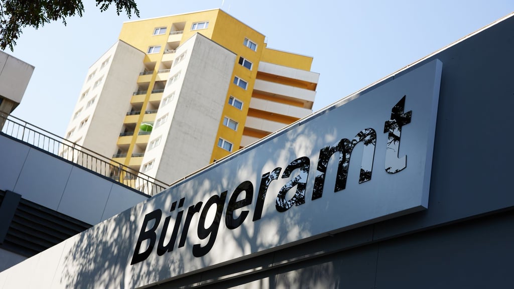 Fragen zu Verwaltungsdienstleistungen sind über die zentrale Behördennummer 115 möglich. (Archivbild)