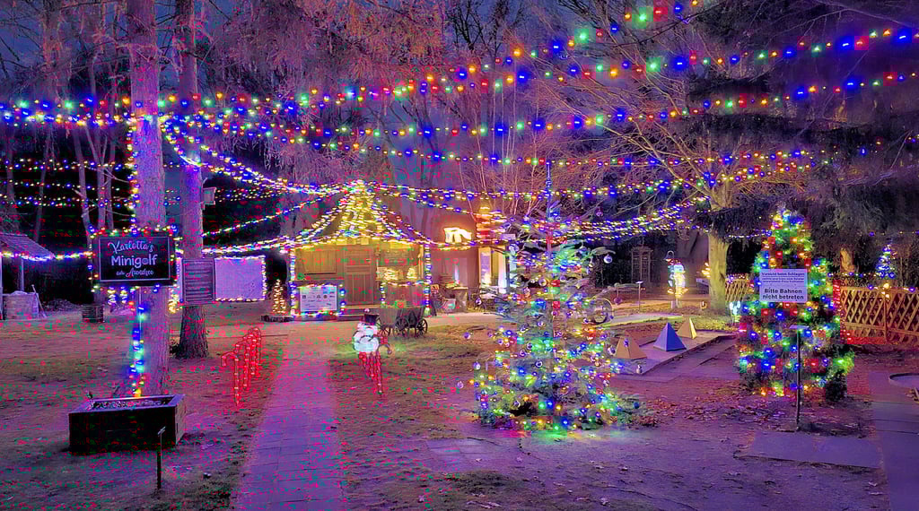 Die Weihnachtsdekoration auf der Minigolfanlage ist sehr vielfältig – von klein bis groß. 