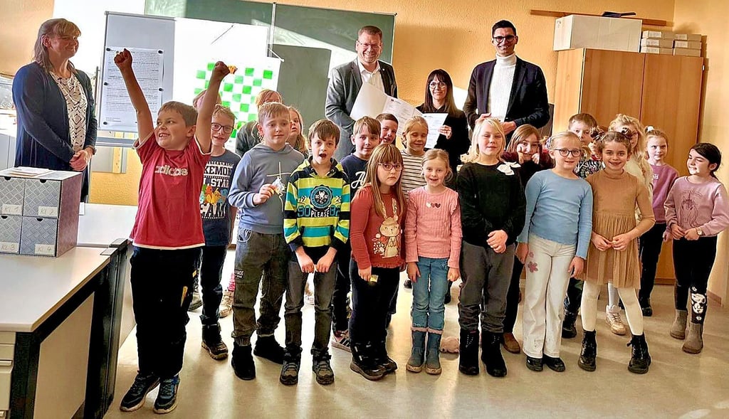  Landrat Christian Tylsch, Mandy Bannert als Vertreterin der Stadt Jessen und  Bundestagsabgeordneter  Sepp Müller (hintere Reihe von links) überreichen offiziell den  GTA-II-Förderbescheide  für die Horte „Max-Lingner“ in Jessen und „Sonnenschein“ in Schweinitz in Höhe über knapp 900.000 Euro.