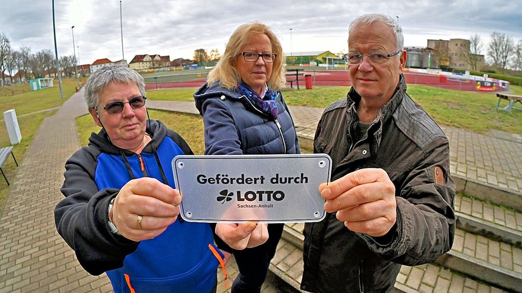 Die Umrüstung der Anlage wurde auch durch eine Förderung von Lotto ermöglicht. Pressesprecherin Astrid Wessler war bei der offiziellen Übergabe an Jaqueline Hoffmann, Vereinschefin von Lok Aschersleben, und ihren Vorgänger Detlef Stockmann mit dabei.