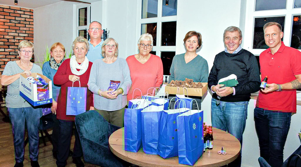 Die Mitglieder des Ausschusses für Kultus und Soziales und weitere Helfer packten im Hotel „Weißer Schwan" in Egeln gemeinsam die Präsente für die Senioren der Stadt. 
