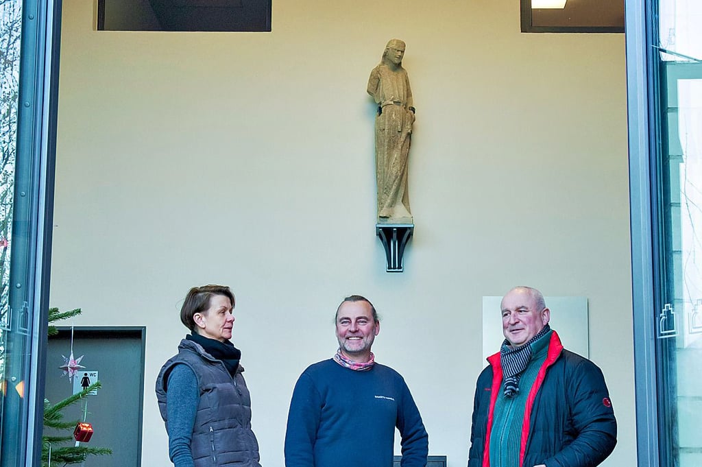 Besucherzentrumschefin Annett Börner, Steinmetz- und Bildhauermeister Hannes Geipel (M.) und Prokurator  Arndt Gerber vor der Figur.  