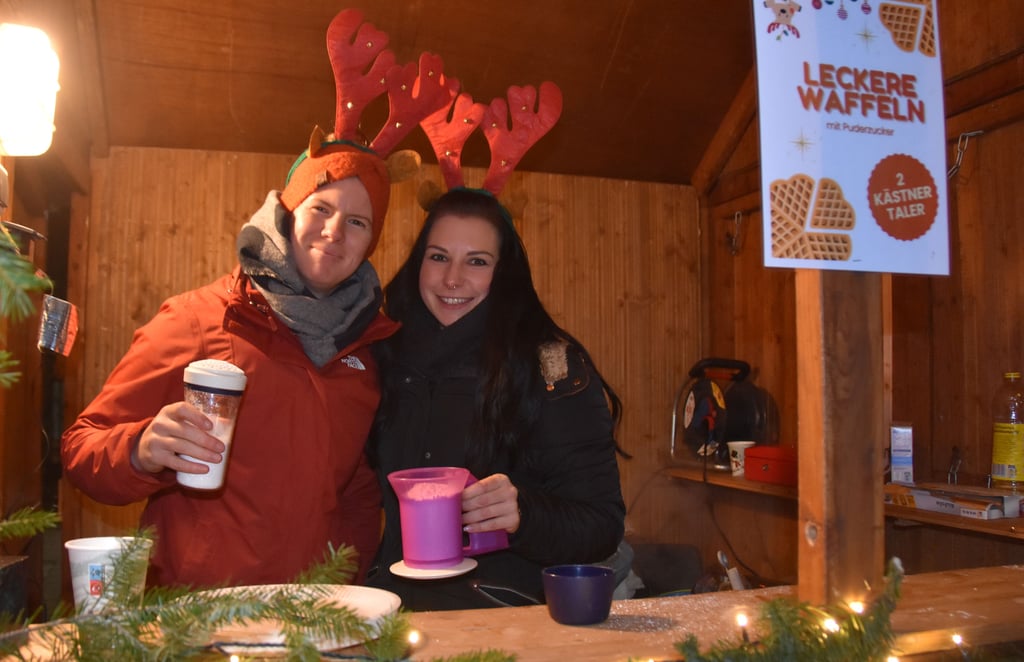 Lisa Große (l.) und Vanessa Guderian, Mitarbeiterinnen im Hort der Erich-Kästner-Grundschule, verwandeln sich in Rentiere und bestreuen die Kästner-Taler mit Puderzucker.