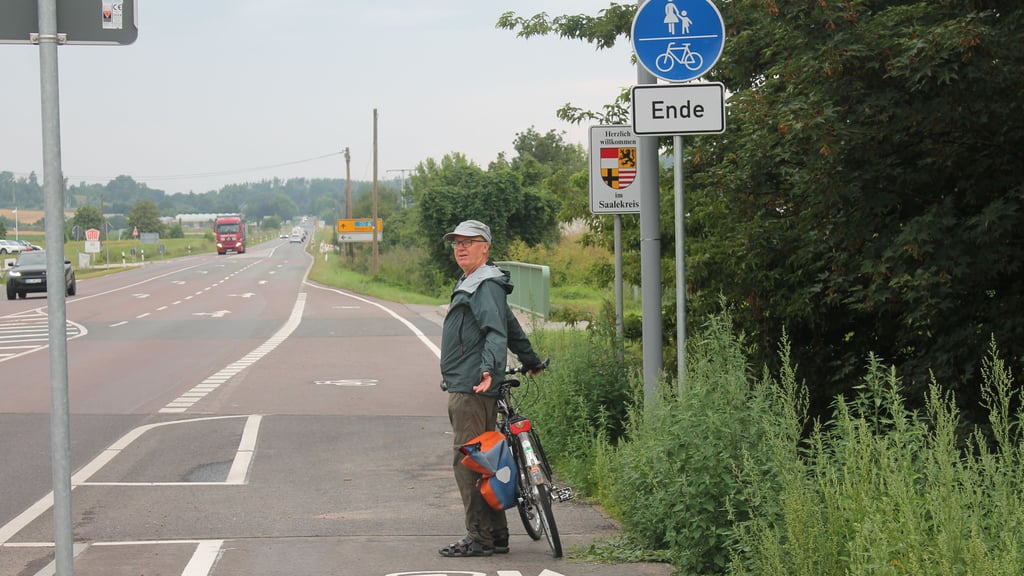 Volker Preibisch vom ADFC am Radweg neben der Magdeburger Chaussee