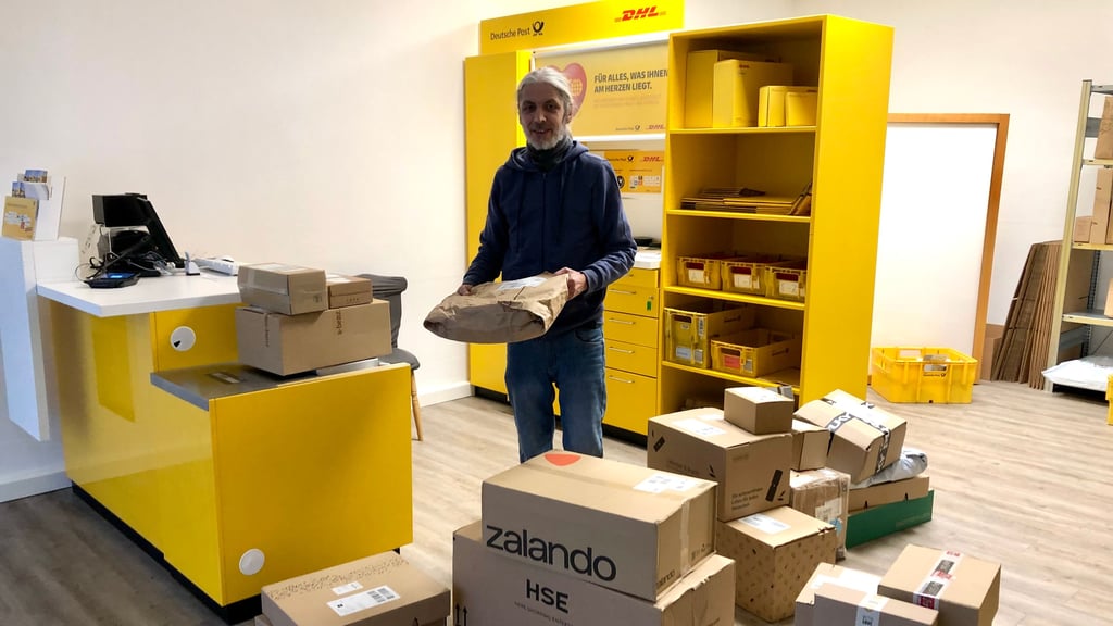 Rafael Prem sortiert die Pakete und Päckchen in der neuen Postfiliale in Teuchern.
