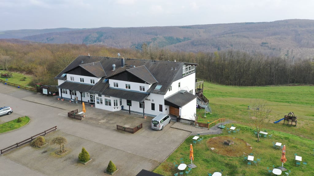 Das Hotel und die Gaststätte „Rammelburg-Blick“ geben der Haltestelle ihren Namen. 