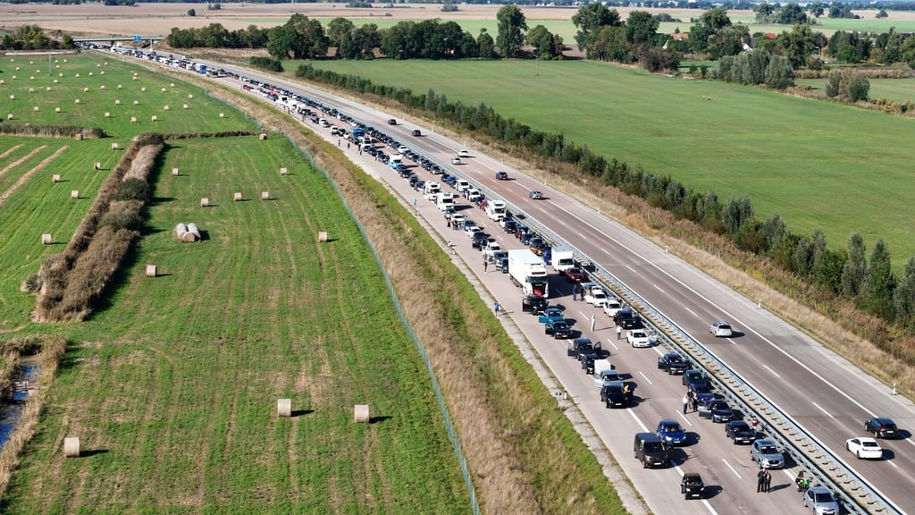 Vor allem am Wochenende vor Weihnachten kann es voll werden auf den Autobahnen. (Archivbild)