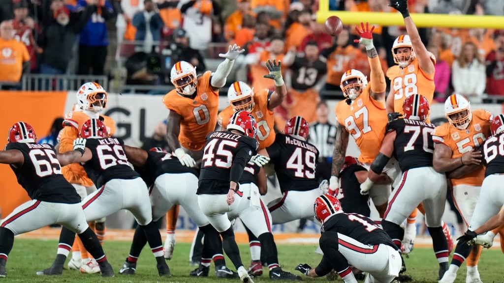 Zane Gonzales kickt mit Ablauf der Uhr den Ball zum Sieg durch die Stangen.