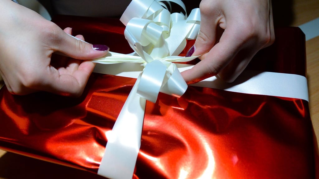 No, no, no statt Ho-ho-ho: Erscheint der Inhalt von verpackten Geschenken am Flughafen verdächtig, müssen sie gegebenenfalls geöffnet werden.