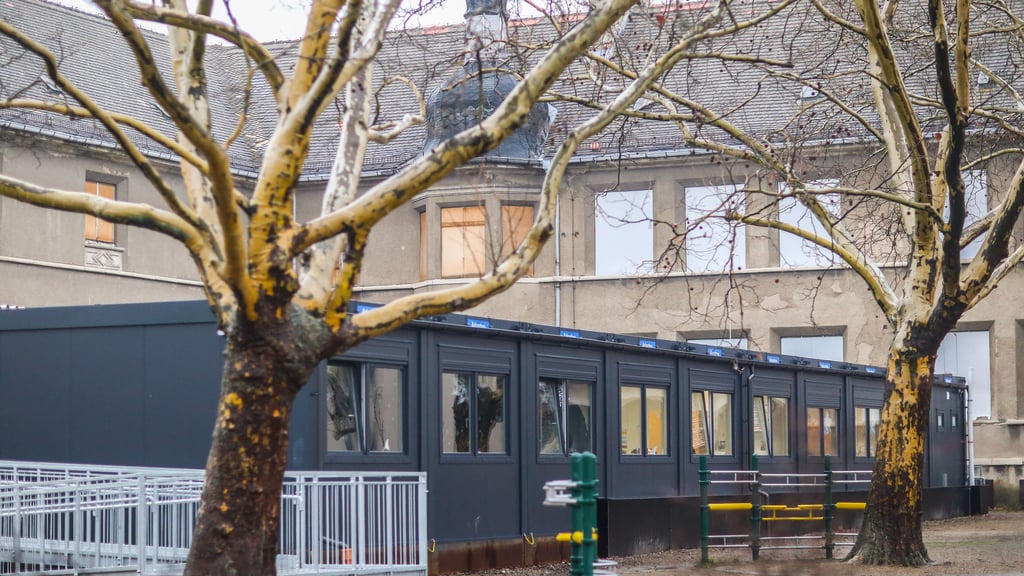 Die Bebel-Schule Leuna soll künftig wieder des Nebengebäude nutzen können. 