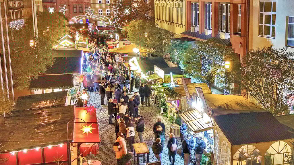 Von Bulette über gebrannte Mandeln bis hin zum Glühwein: Auf dem Ascherslebener Weihnachtsmarkt kann kulinarisch viel probiert werden.