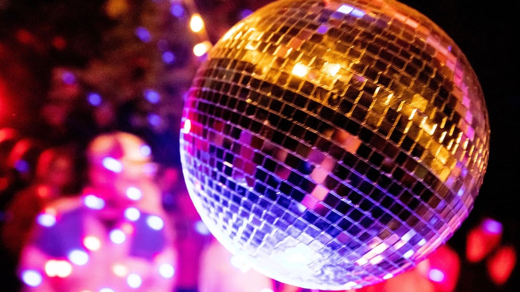 Findet die Weihnachtsfeier außerhalb der Arbeitszeit statt, ist die Teilnahme immer freiwillig.