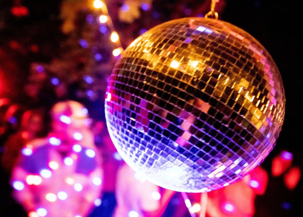 Findet die Weihnachtsfeier außerhalb der Arbeitszeit statt, ist die Teilnahme immer freiwillig.