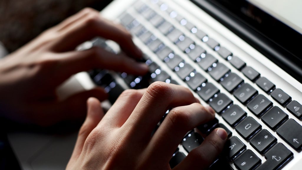 Betrüger nutzen künstliche Intelligenz: In Fürstenwald/Spree im Osten Brandenburg lockten Kriminelle eine Frau auch mit einer falschen Video-Botschaft in die Falle.