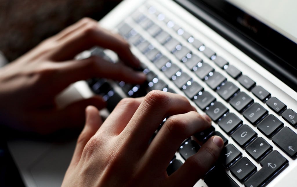 Betrüger nutzen künstliche Intelligenz: In Fürstenwald/Spree im Osten Brandenburg lockten Kriminelle eine Frau auch mit einer falschen Video-Botschaft in die Falle.