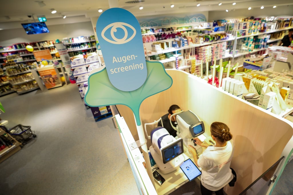 In einigen dm-Filialen kann man jetzt ein Augenscreening machen lassen. (Archivbild)