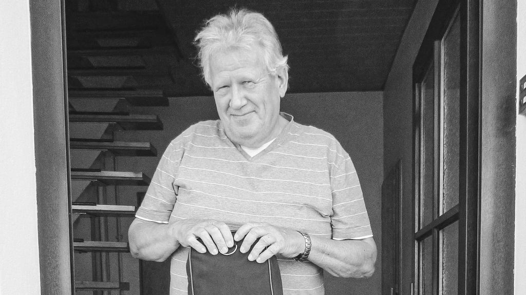 Joachim Knopf mit dem Gitarrenkoffer im Mai 2021. 