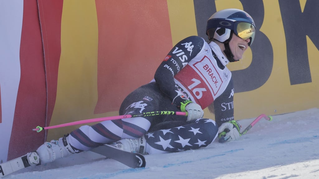 Lindsey Vonn blickt nach ihrer Sensationsfahrt in St. Moritz auf die Anzeigentafel.