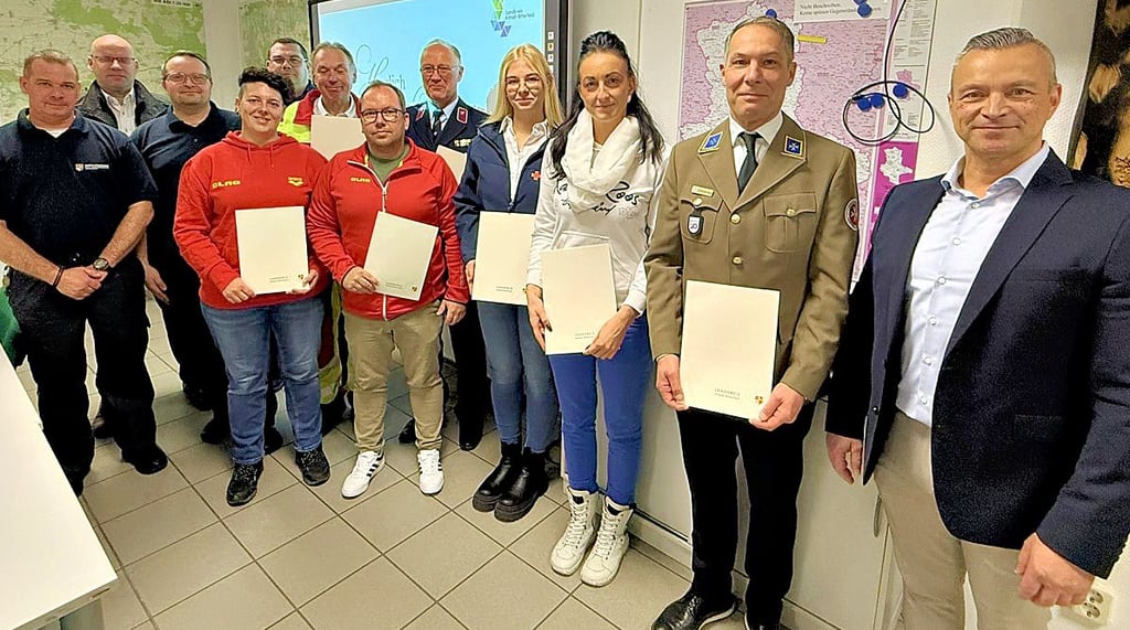 Landrat Andy Grabner (r.) mit Vertretern der bedachten Hilfs- und Rettungsorganisationen im Landkreis Anhalt-Bitterfeld