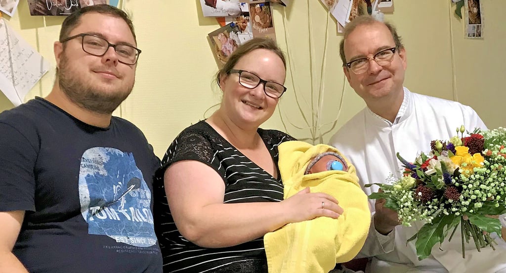 Gemeinsam mit Chefarzt Dr.  Thäle freuen sich die Eltern Anna und Kay Kodisch über den Nachwuchs. 