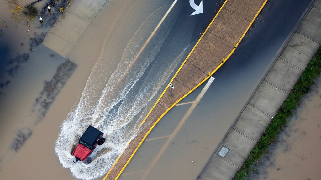 Dutzende Flüsse sind über die Ufer getreten, Straßen und Felder sind überschwemmt.