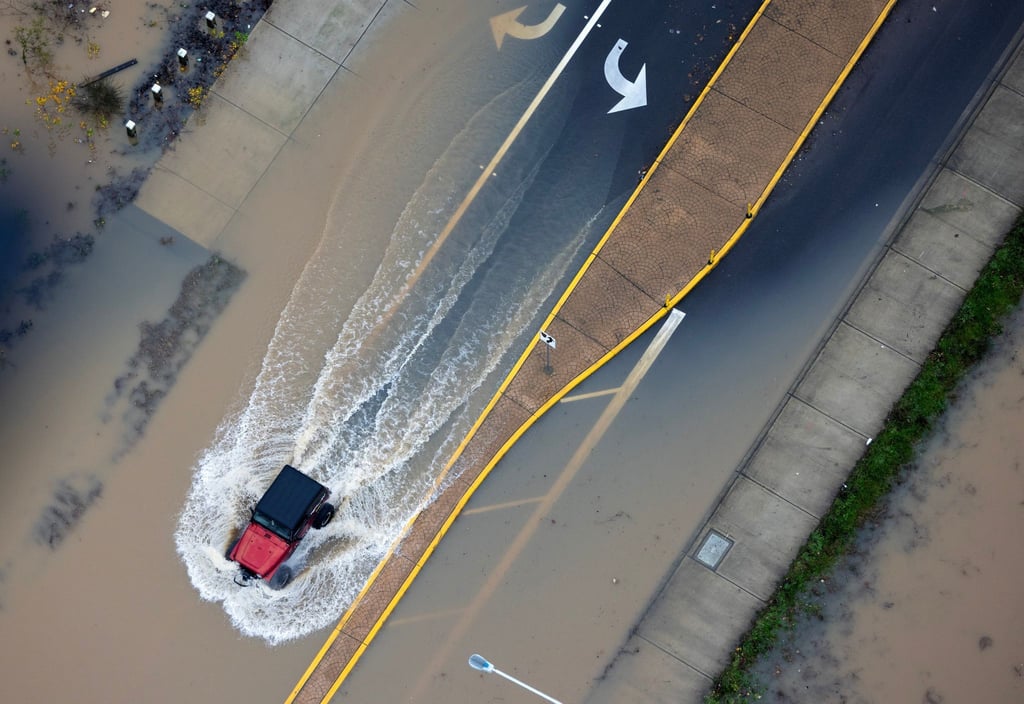 Dutzende Flüsse sind über die Ufer getreten, Straßen und Felder sind überschwemmt.
