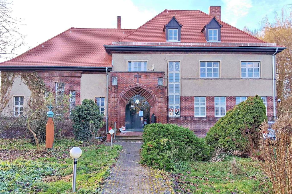 Das Evangelische Gemeindezentrum Luckenau trägt nun ein neues Dach. 