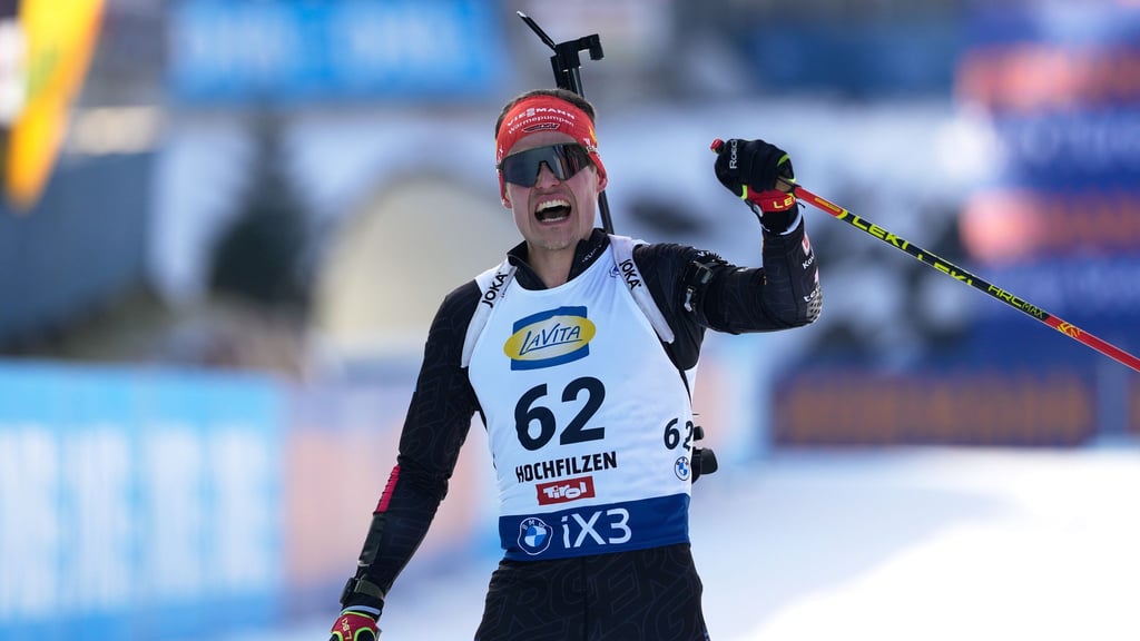 Philipp Horn jubelt über den ersten Podestplatz seiner Karriere.