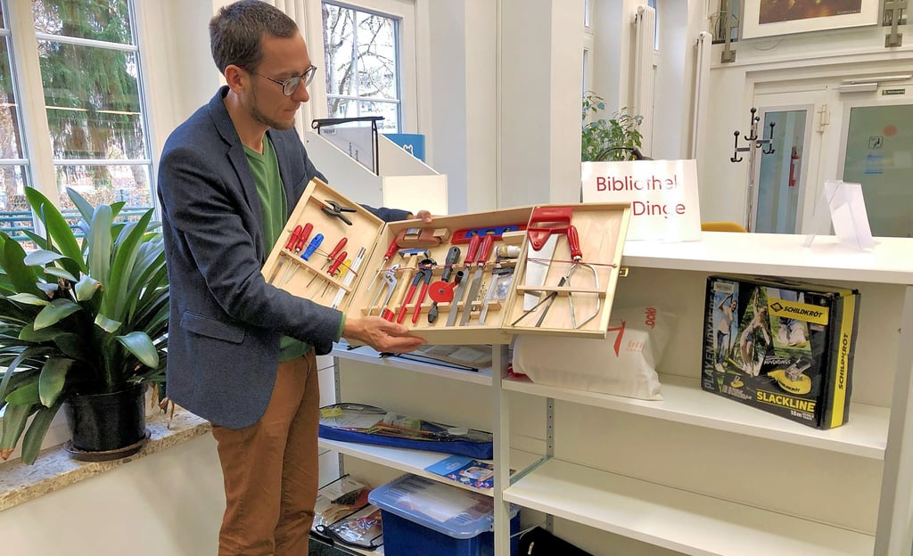Thomas Weiss zeigt einen Werkzeugkasten für Kinder, der in der „Bbliothek der Dinge“ ausgeliehen werden kann.