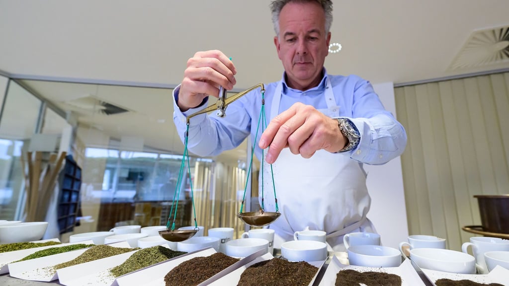 Teetester Stefan Feldbusch bereitet eine Verkostung vor und wiegt den Tee ab.
